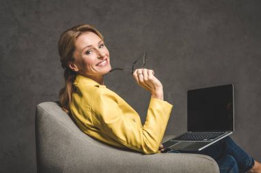 Boş ekranlı dizüstü bilgisayar kullanan kadın 