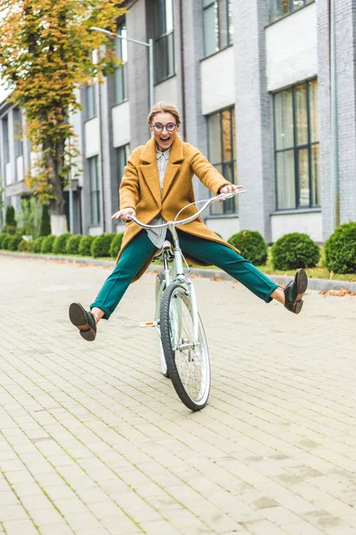 Веселая женщина на велосипеде — стоковое фото