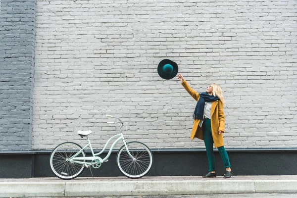 Elegante vrouw met fiets — Stockfoto