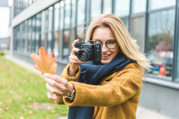 Woman taking photo of leaf — Stock Photo, Image