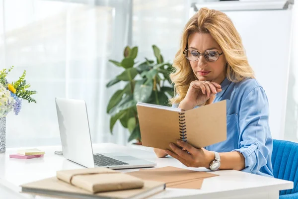 Empresária com diário e laptop — Fotografia de Stock