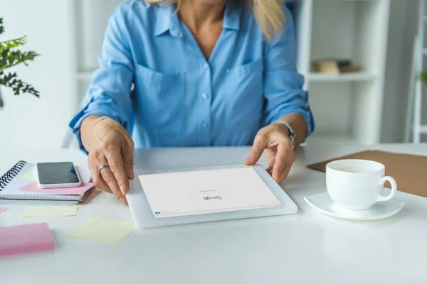 Mujer de negocios utilizando tableta con el sitio web de Google — Foto de Stock