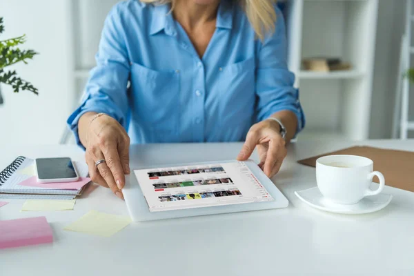 Affärskvinna som använder tabletter — Stockfoto