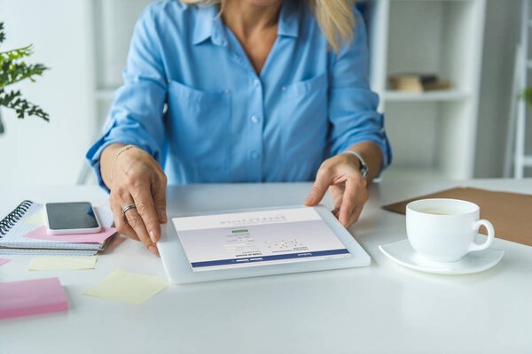 таблица с веб-сайтом Facebook
 