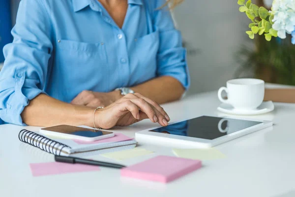 Businesswoman with tablet and smartphone — Stock Photo, Image