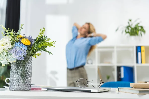 Laptop, óculos e flores — Fotografia de Stock