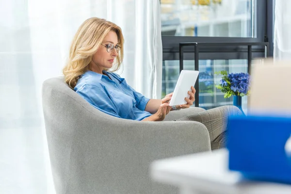 Geschäftsfrau mit Tablet auf Sessel — Stockfoto