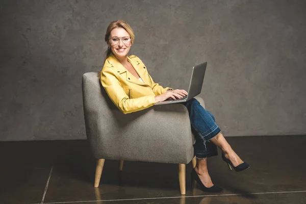 Woman using laptop — Stock Photo, Image