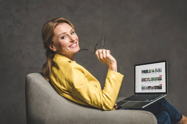 Volwassen vrouw met behulp van laptop — Stockfoto