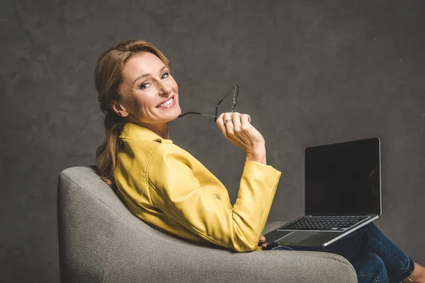 Woman using laptop with blank screen — Stock Photo, Image