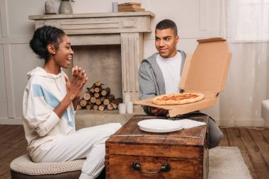 adam gösteren pizza kadın için