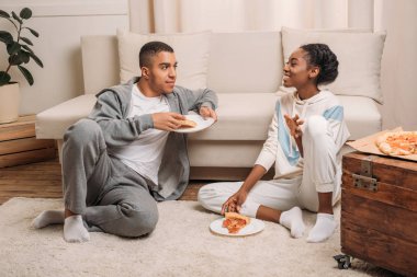 çift kanepe yanında pizza yemek