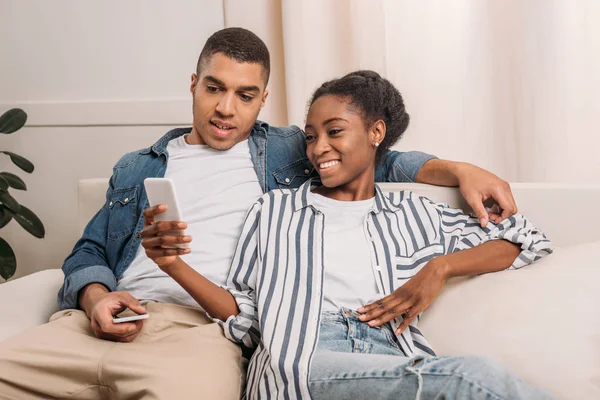 Couple assis avec des smartphones — Photo