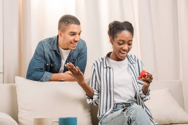 Homme bague cadeau à la femme — Photo