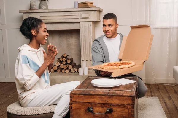 Ο άνθρωπος δείχνει πίτσα σε γυναίκα — Φωτογραφία Αρχείου