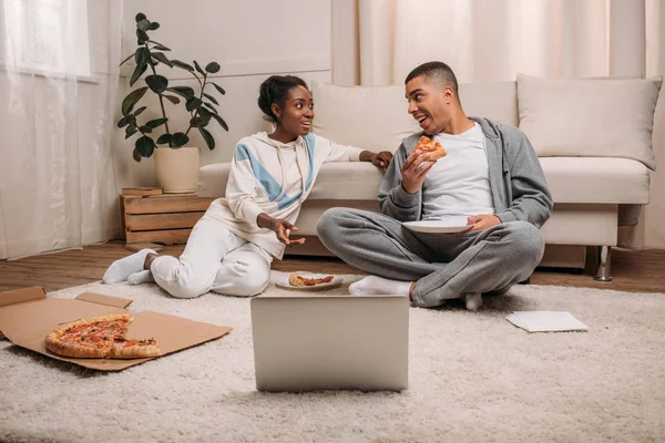 夫妻一起吃披萨 — 图库照片