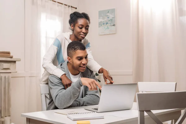 Couple afro-américain en utilisant un ordinateur portable — Photo