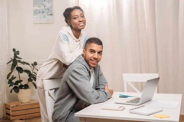 非洲裔美国夫妇与便携式计算机 — 免费的图库照片