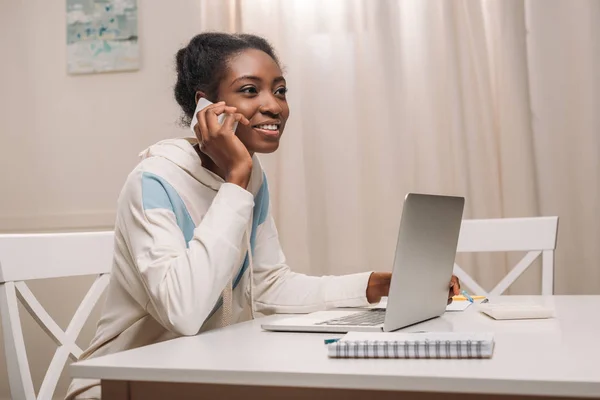 Kadın telefonda konuşurken laptop ile — Stok fotoğraf