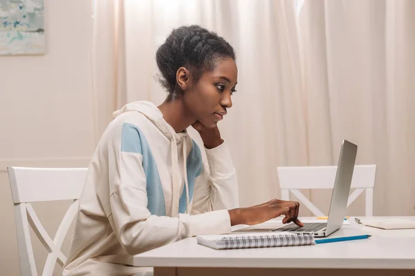Femme afro-américaine en utilisant un ordinateur portable — Photo
