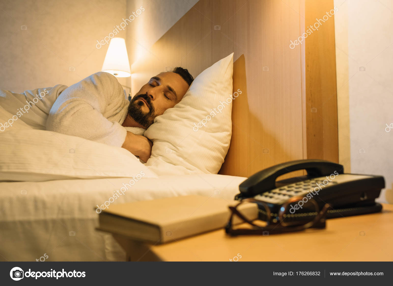 穿着浴衣的成熟男人睡在酒店房间— 图库照片©NatashaFedorova＃176266832