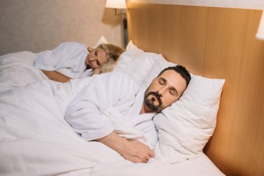 bornoz birlikte otel odasında uyuyan güzel Olgun çift