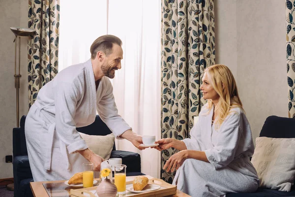 Feliz Pareja Madura Albornoces Sonriendo Entre Mientras Desayunan Juntos Habitación —  Fotos de Stock