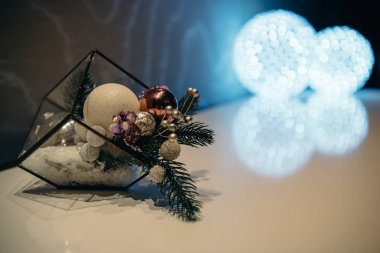 yakından görmek güzel Noel süsleri ve otel lobisinde parlak topları 