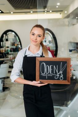 sarışın Kuaför oturum açın gösterilen gülümseyen