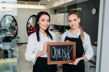 tabela ile açık duran güzel Kuaför
