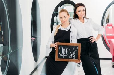 iki güzel salonların işareti ile ayakta açık