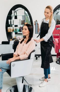 Kuaför müşteri yeni saç modeli seyir