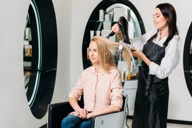 Kuaför Salonu müşteri saç kurutma
