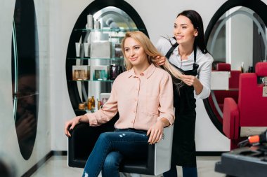 mutlu Kuaför ve saç yeni renge bakarak müşteri