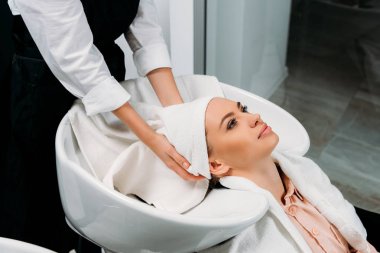 Kuaför kurutma yıkanmış müşteri saç havlu ile Resim kırpılmış