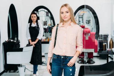 ayakta ve kameraya bakarak çekici saç salonu müşteri 