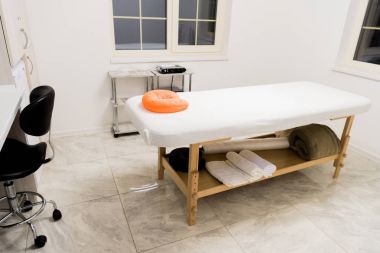 Masaj tablo spa salonda yastık ile