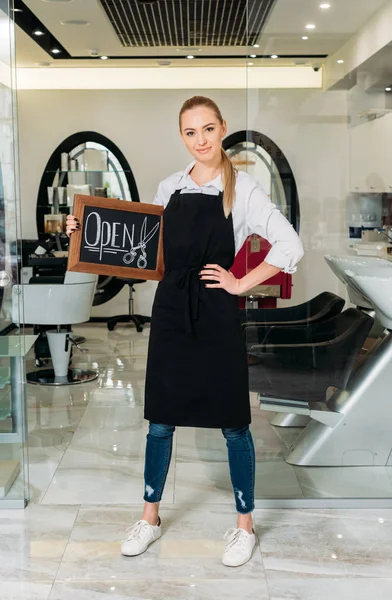 Blondine Salonbesitzerin Steht Mit Schild Offen — Stockfoto