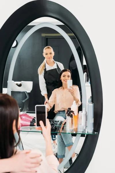 Mulher Feliz Tomando Selfie Novo Penteado Espelho Salão — Fotografia de Stock