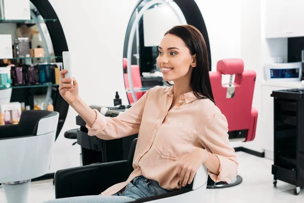 Mujer Feliz Tomando Selfie Nuevo Peinado Salón — Foto de Stock