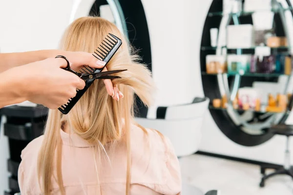Abgeschnittenes Bild Vom Friseur Der Die Haarenden Salon Trimmt — Stockfoto