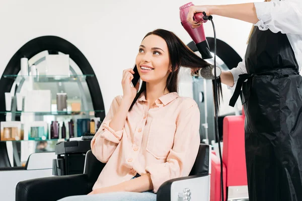 Abgeschnittenes Bild Einer Kundin Die Smartphone Spricht Während Der Friseur — Stockfoto