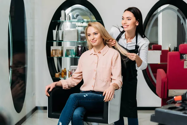 Happy Hairdresser Customer Looking New Color Hair — Stock Photo, Image