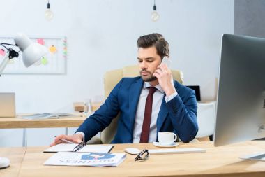 işadamı smartphone Office tarafından konuşuyor odaklı