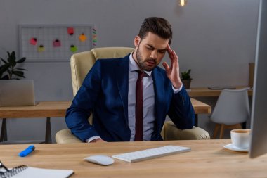 yakışıklı işadamı çalışma evinde having baş ağrısı