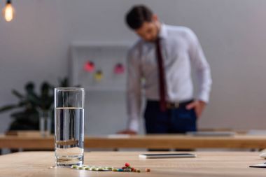 office ile ön plan masaya haplarla ayakta hasta iş adamı