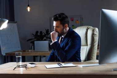oturma ve çalışma evinde öksürük işadamı