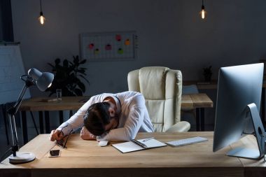 yorgun işadamı karanlık Office çalışma masasında uyku