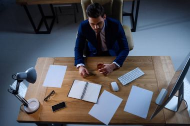 bardak viski Office ile oturan işadamı havai görünümü
