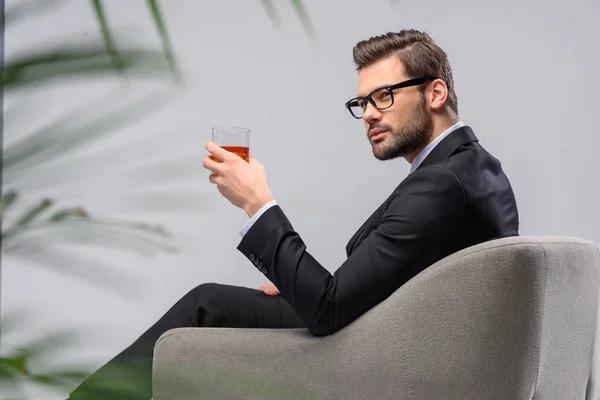 Geschäftsmann Sitzt Mit Glas Whiskey Sessel — Stockfoto